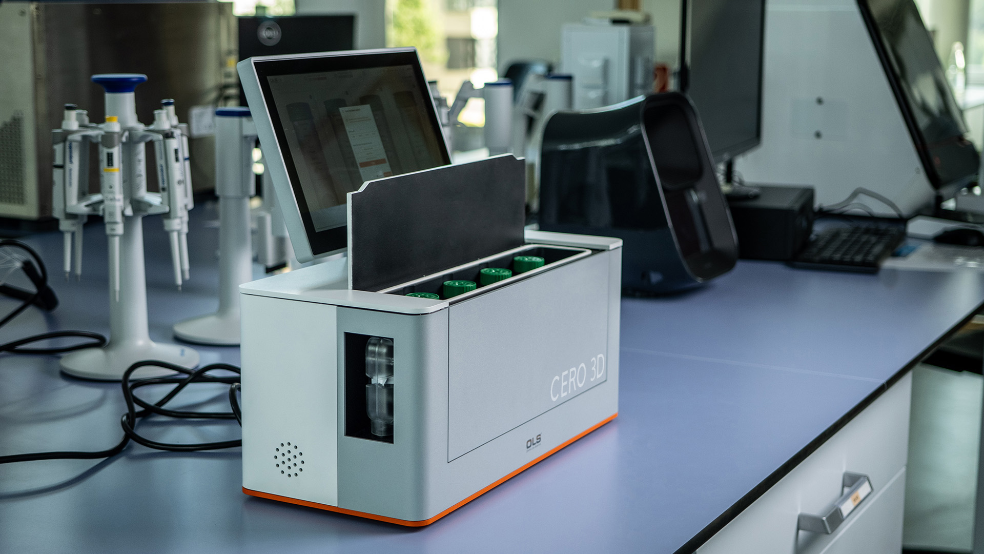 CERO 3D Bioreaktor mit geöffnetem Deckel auf dem Labortisch
